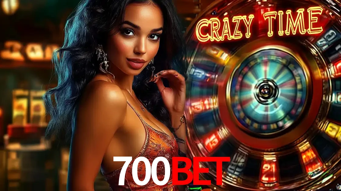 Mulher elegante ao lado da vibrante roda da fortuna do jogo de cassino ao vivo Crazy Time, um dos game shows mais populares e cheios de prêmios do 700BET.